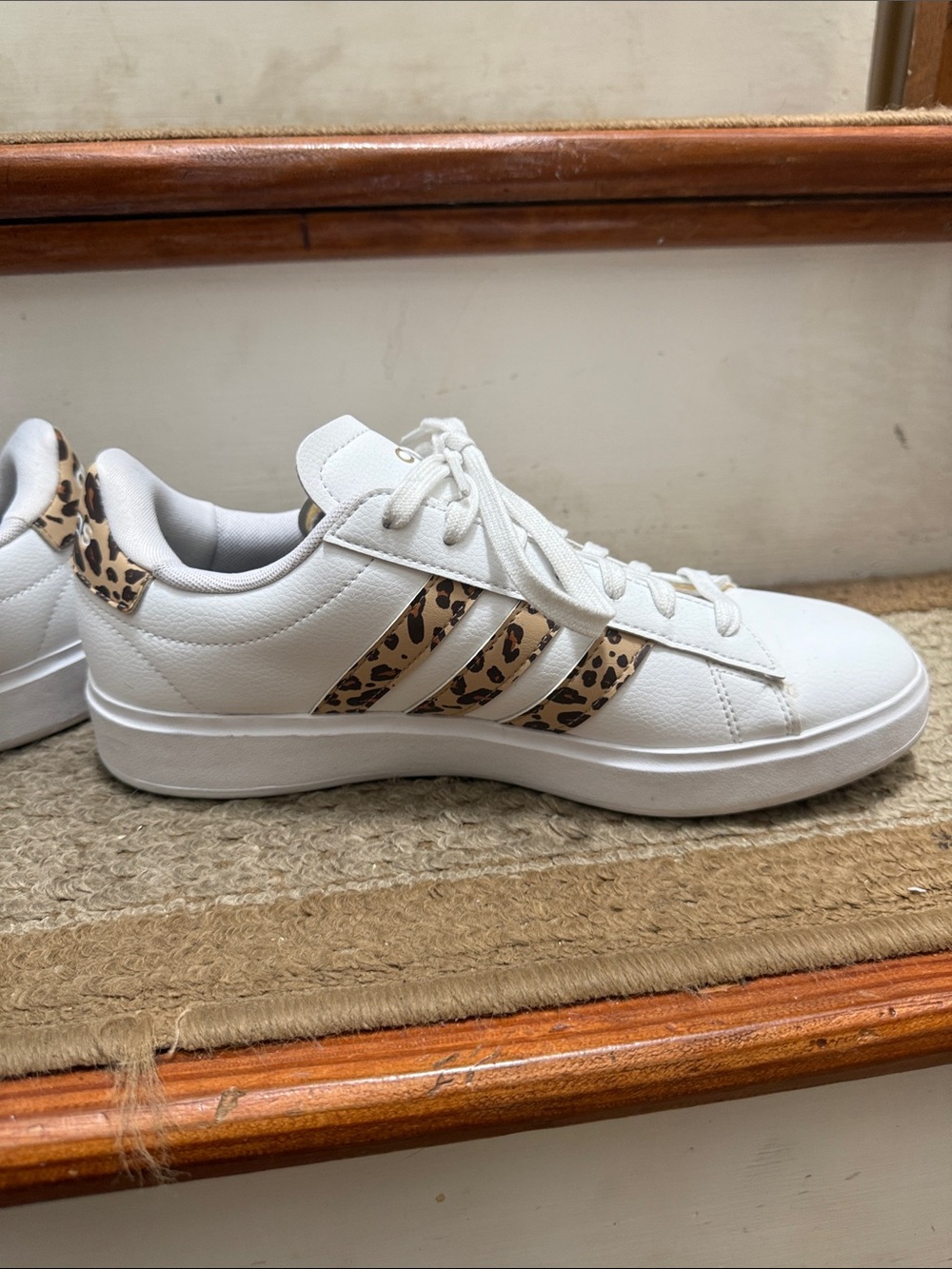Adidas Grand Court 2.0
Cloud White Magic Beige Matte Gold (Women's)
Size 9 1/2 - Picture 4 of 10